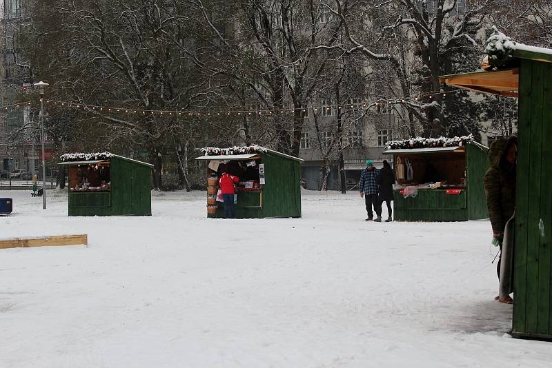 Moravské náměstí v Brně ve čtvrtek zasypal sníh.