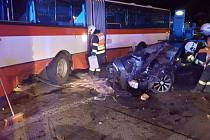 Při srážce linkového autobusu a osobního vozu v brněnských Židenicích se zranilo šest lidí.