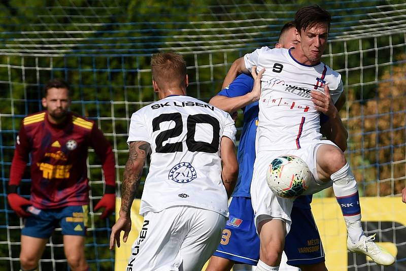 První kolo druhé ligy mezi domácí SK Líšeň (v bílém) a fotbalovým klubem z Varnsdorfu.