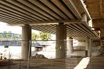 Tento týden začali stavbaři s bouráním mostního provizoria a části starší mostní konstrukce přes řeku Svitavu u Tomkova náměstí. Vzniká tam nová část velkého městského okruhu.