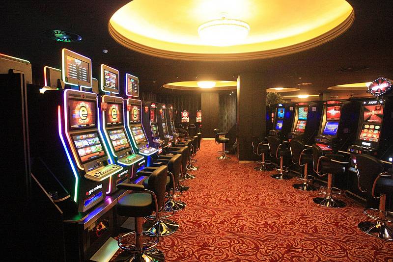 Sedmdesát hracích automatů nebo osm stolů s živými hrami nabízí kasino v Popůvkách. Před týdnem otevřelo v budově, která byla dvacet let nedostavěná. Kromě kasina se v areálu otevře i čtyřhvězdičkový hotel, ale až bude hotová restaurace.