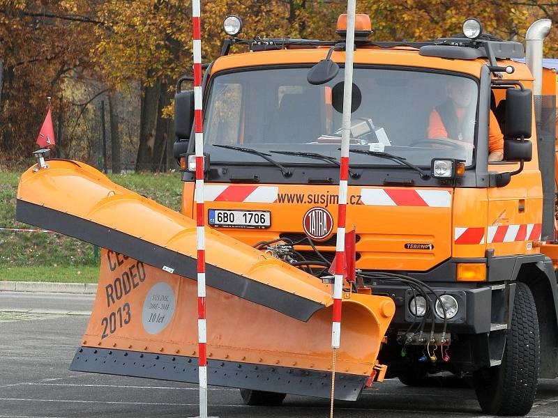 Zručnost řidičů autosypačů otestoval sedmý ročník soutěže Cestářské rodeo. 