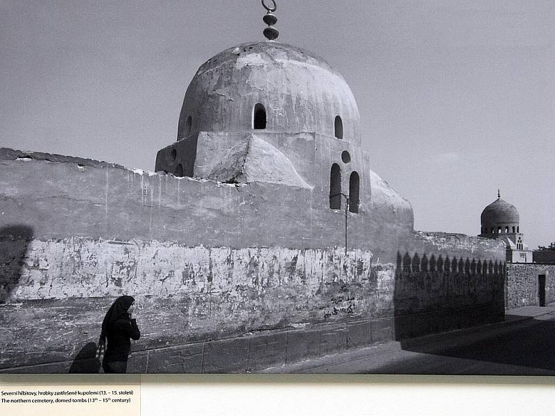 Výstava fotografií a ukázek užitého umění vznikajícího v Egyptě nebo do Egypta dováženého z jiných oblastí islámského chalifátu.