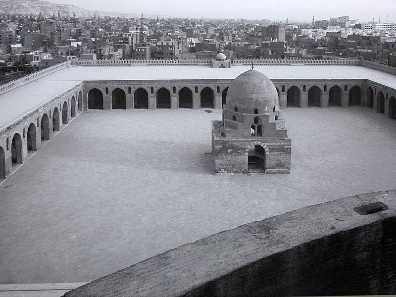 Výstava fotografií a ukázek užitého umění vznikajícího v Egyptě nebo do Egypta dováženého z jiných oblastí islámského chalifátu.