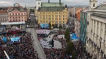 Davy věřících zaplnily v sobotu před polednem brněnské náměstí Svobody. Ke společné mši se sešlo kolem pětadvaceti tisíc lidí. Setkáním vyvrcholil první ročník národního eucharistického kongresu v České republice.