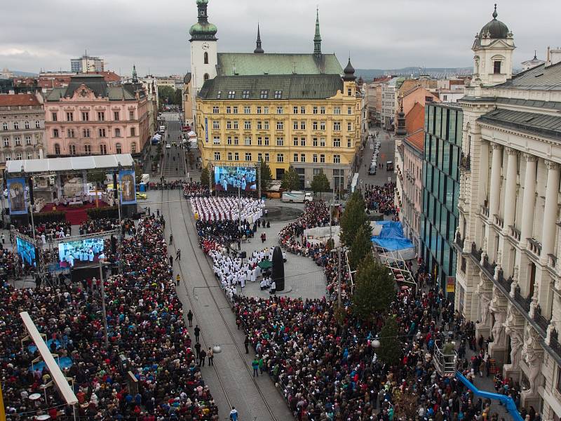 Davy věřících zaplnily v sobotu před polednem brněnské náměstí Svobody. Ke společné mši se sešlo kolem pětadvaceti tisíc lidí. Setkáním vyvrcholil první ročník národního eucharistického kongresu v České republice.