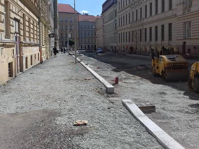Z brněnské Gorkého ulice kvůli rekonstrukci zmizely stromy.