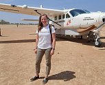 Eva Adamová cestovala přes Jižní Súdán částečně malým zásobovacím letadlem a částečně autem.