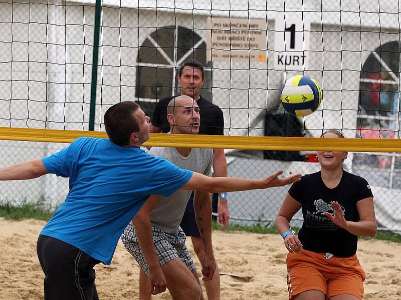V sobotu hráči Komety hráli volejbal na koupališti Dobrák.