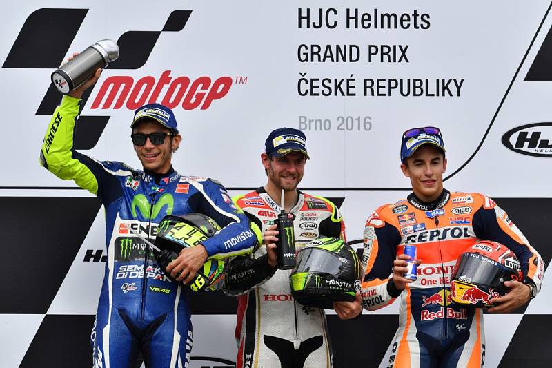 Deštivá Velká cena České republiky. Cal Crutchlow, Valentino Rossi, Marc Márquez.