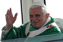 Papež Benedikt XVI. žehná davům poutníků.