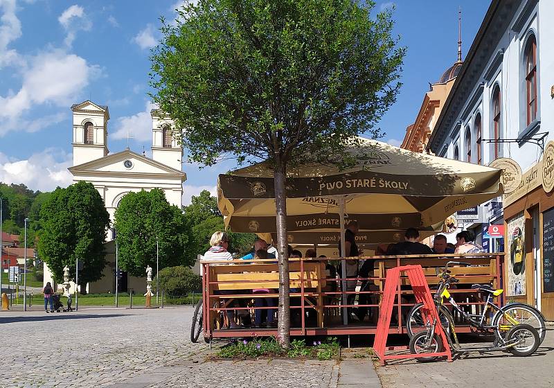 Zahrádky byly zaplněné lidmi v Bučovicích na Vyškovsku. Výjimku tvořily některé provozovny, u kterých jsou stále nepřístupné.