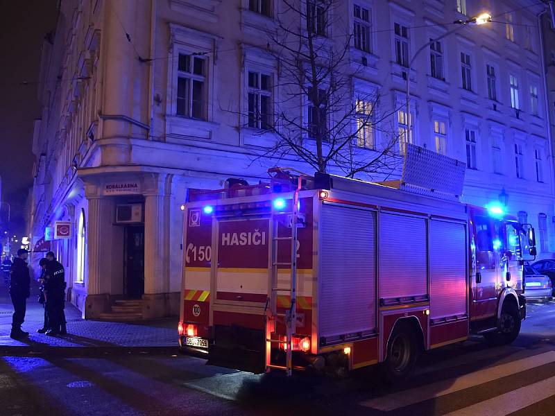 Požár zachvátil v pátek odpoledne byt ve výškovém domě v brněnské Slovákově ulici. Hasiči z místa evakuovali tři dospělé a jedno dítě. 