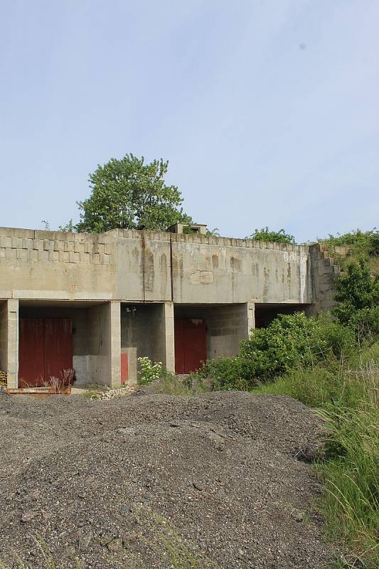 Bývalý vojenský areál tyčící se nad Újezdem u Brna je na prodej. Město za něj chce dvacet milionů korun.