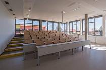 V moderní budově se školáci učí v deseti nových třídách a využijí multimediální místnost.