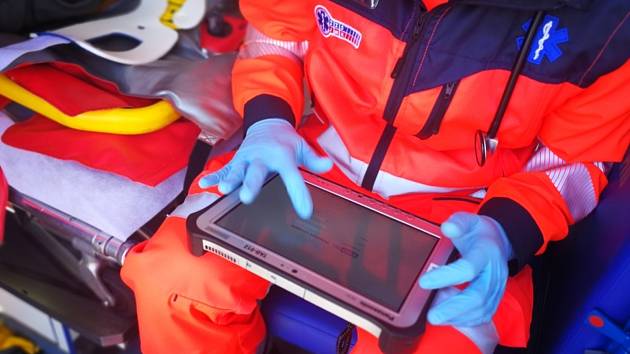Záchranáři získali nové tablety a monitory životních funkcí.