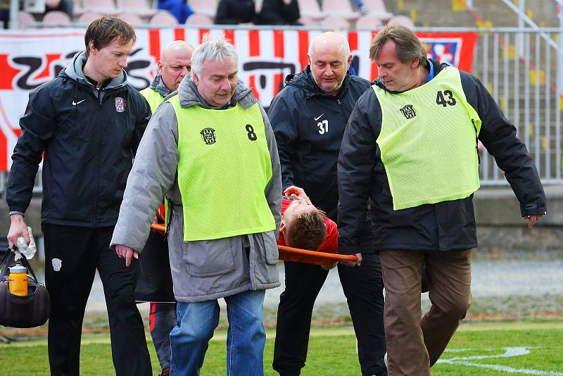 Fotbalisté Zbrojovky (v červeném) prohráli v derby s Líšní 1:3