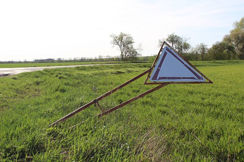 Dopravní  značka na jedné z křižovatek silnice mezi Žeravinami a Kozojídkami u Veselí nad Moravou na Hodonínsku se naklání téměř do pole. Bude-li tam vyšší porost, řidiči ji téměř neuvidí.