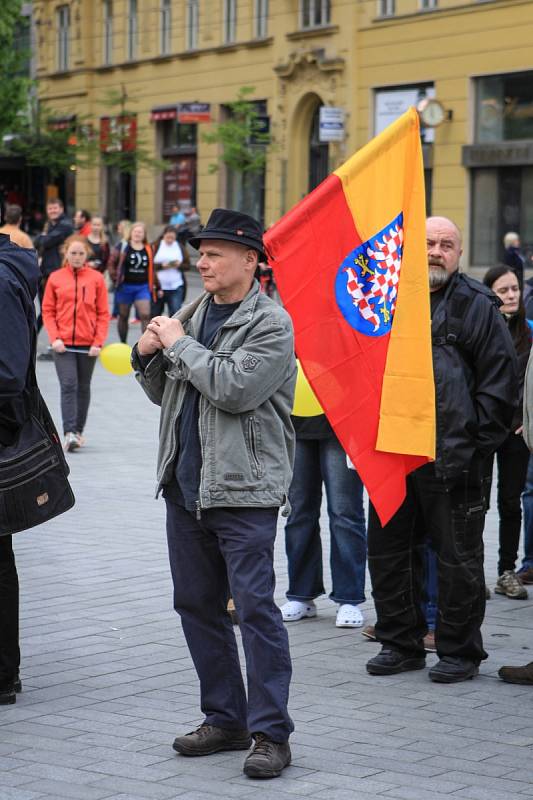 Lidé protestovali na brněnském náměstí Svobody proti anglickému označení Czechia pro Českou republiku v zahraničí. Akci uspořádala politická strana Moravané.