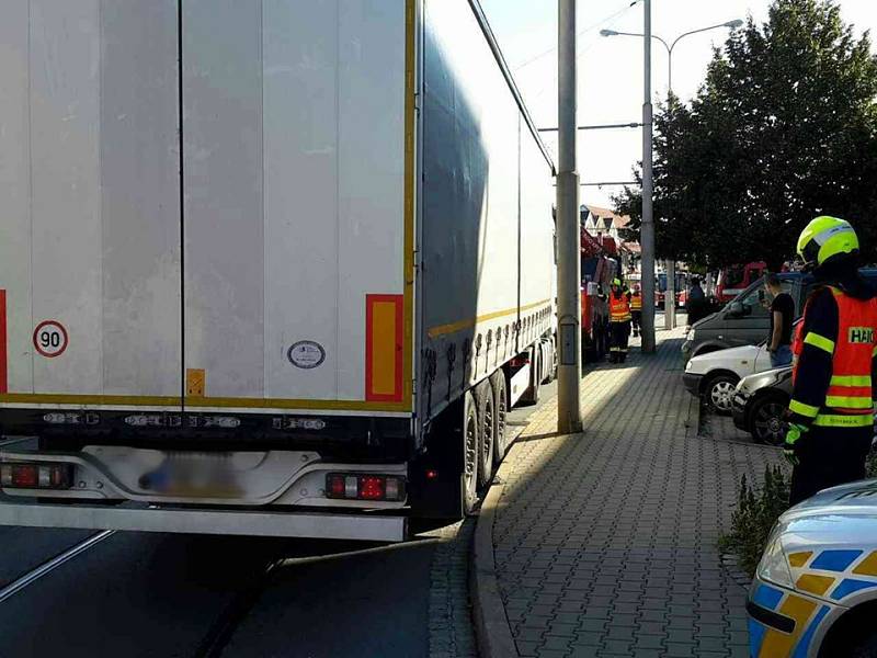 Na křižovatce mezi Táborskou ulicí a ulicí Životského zůstaly tramvaje linek 8 a 12 stát kvůli kamionu.