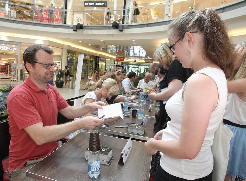 Autogramiádu herců nové inscenace Letních shakespearovských slavností Romeo a Julie hostilo v úterý odpoledne brněnské nákupní centrum Vaňkovka.