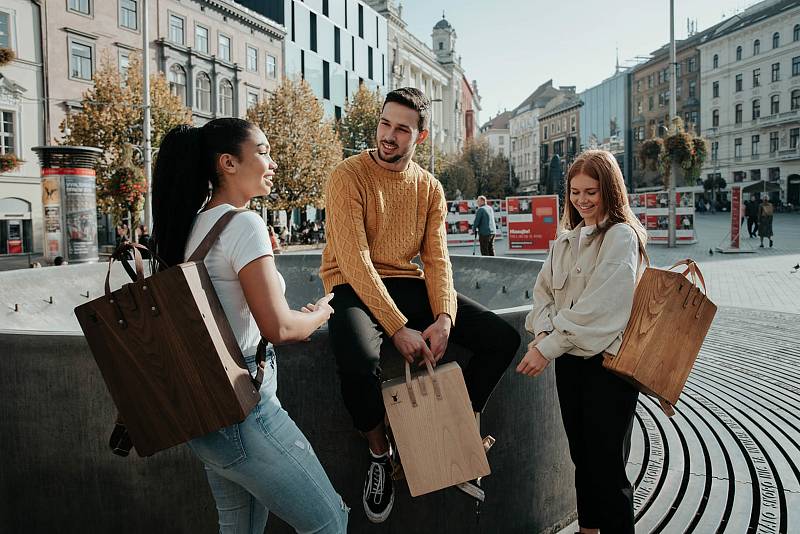 Jonáš Kůra z Brněnska se zaměřil na dřevěnou módu. Založil firmu, která vyrábí originální batohy Woodbag.