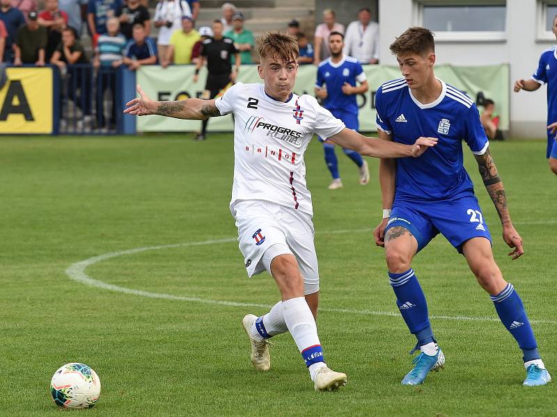 Zápas SK Líšeň (v bílém) proti FC Slavoj Vyšehrad.