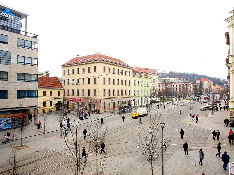 Křižovatka Joštovy a České ulice má svůj název i v hantecu. Jako místo srazů slouží přes sto let. Hodiny na nároží ulic vystřídaly neonového medvídka až v osmdesátých letech. 