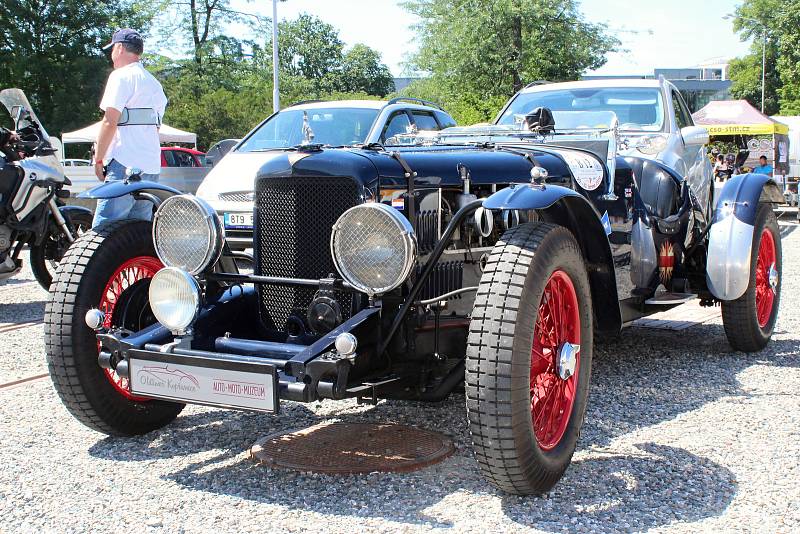 Lidé se v sobotu kochali na brněnském výstavišti automobilovými i motocyklovými veterány. Konal se tam festival Brno Revival 2019.