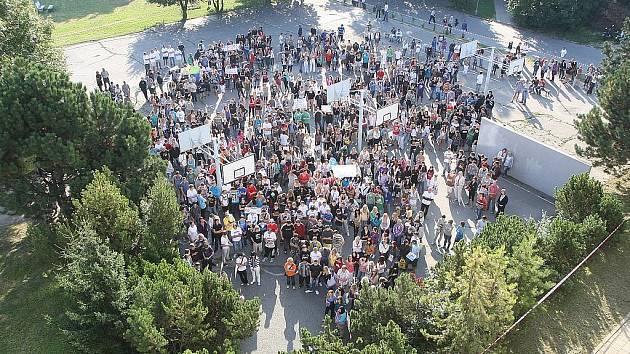 Protest žáků a učitelů Střední školy informačních technologií a sociálních služeb v Purkyňově ulici v Brně.