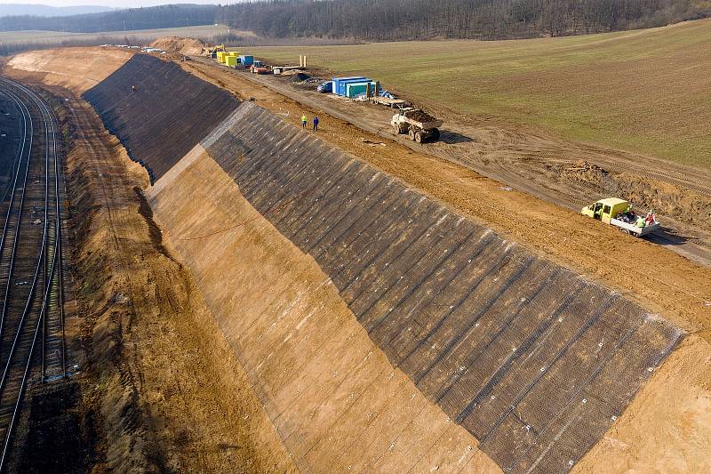 Elektrifikace trati mezi Brnem a Zastávkou. Březen 2021.