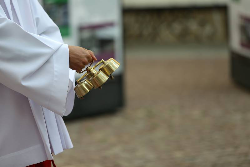 Eucharistický průvod Těla a Krve Páně vyrazil z kostela sv. Janů-minorit Jánskou ulicí na Pohořelec. Zde proběhla krátká pobožnost, do které duchovní zapojili i novou sochu Asteroid na Kobližné ulici.