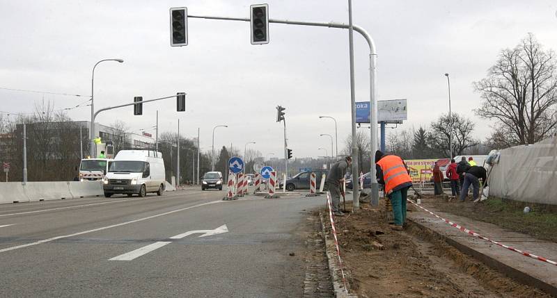 Na brněnských silnicích bude od příštího týdne o něco bezpečněji. Pomůžou nové semafory. V křižovatce Veslařské a Kníničské ulice u komínské vozovny se poprvé rozsvítí v pondělí.