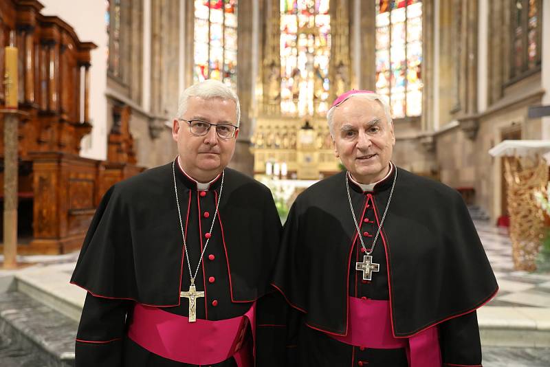 Nový brněnský biskup Pavel Konzbul (vlevo) a dosavadní biskup Vojtěch Cikrle.