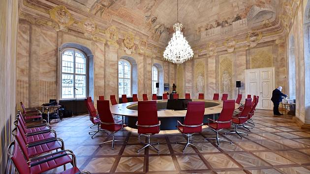 Sál Rady na nové radnici v Brně získal po rekonstrukci novou podobu.