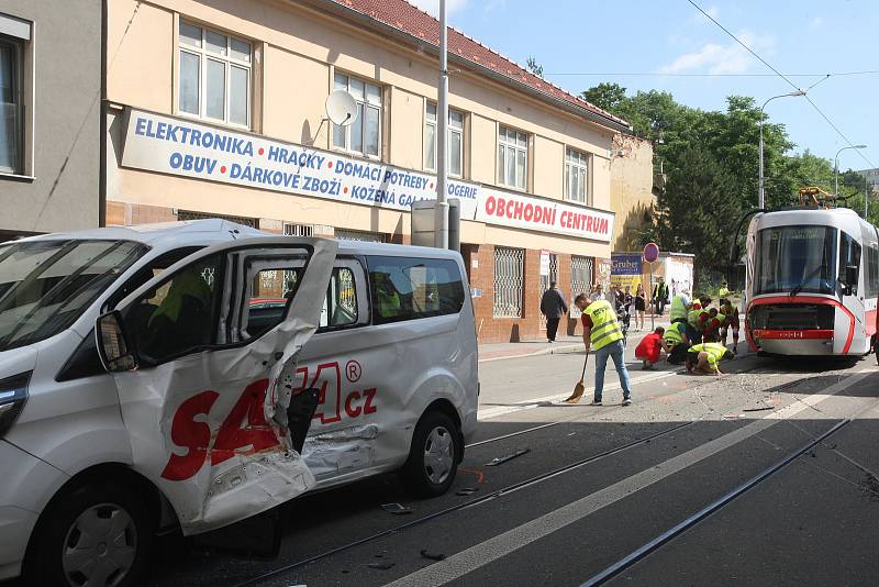 Tramvaj vykolejila v úterý dopoledne po srážce s dodávkou v ulici Milady Horákové v centru Brna. Řidič dodávky nehodu zřejmě zavinil, protože nedal šalině při jízdě směrem do města přednost při odbočování vlevo.