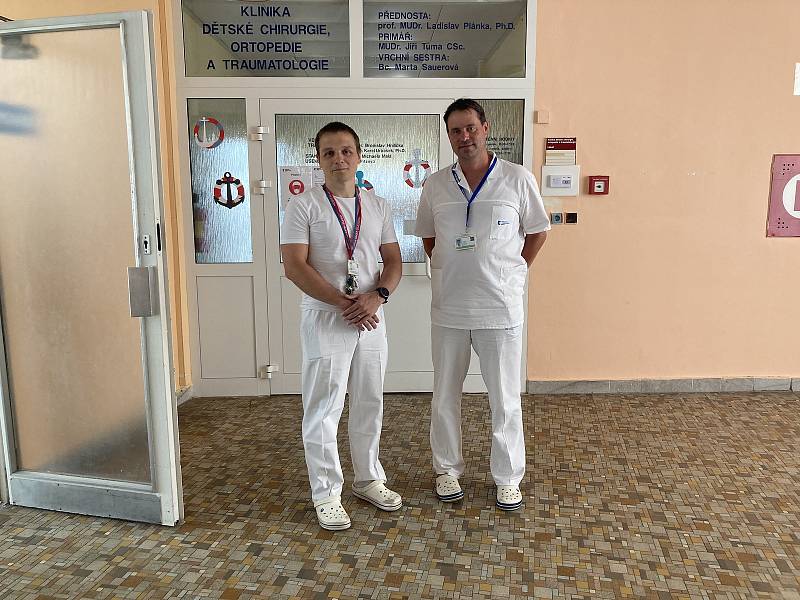 Metodou se v brněnské Dětské nemocnici zabývá také lékař Karel Urbášek (vlevo)