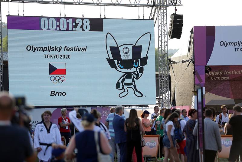 Olympijský festival přilákal v den zahájení stovky diváků. V areálu na brněnské Riviéře si mohli lidé vyzkoušet desítky různých olympijských sportů a je pro ně připraveno sportovní i relaxační zázemí.