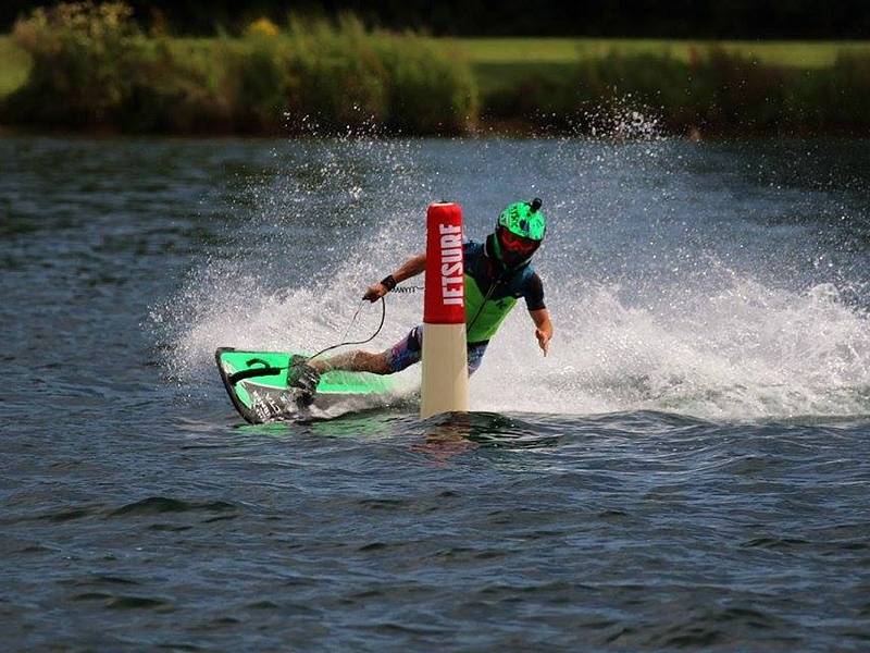 Jakub Kornfeil se prohání na svém oblíbeném jetsurfu.