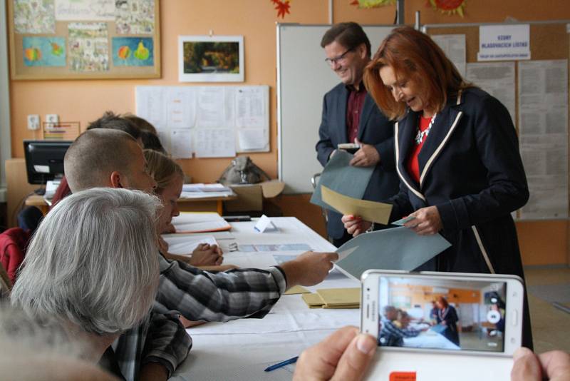 V rohatecké základní škole volili manželé Škromachovi.