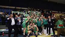 Královopolské basketbalistky (v zeleném) ovládly v Nymburce finále Českého poháru, když zdolaly Hradec Králové 72:69, a vybojovaly tak pro brněnský klub první trofej v některé z domácích soutěží.