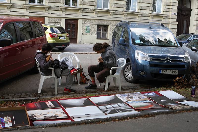 Na pouliční akci Dobrodružství na Jarošce nabídly zájemcům desítky podniků z okolí rozmanité suvenýry.