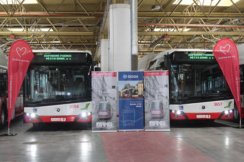 Dopravní podnik města Brna v pondělí představil nové kloubové trolejbusy Škoda 27 Tr.