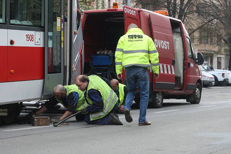 Nehoda tramvaje a nákladního auta ve Štefánikově ulici v Brně.