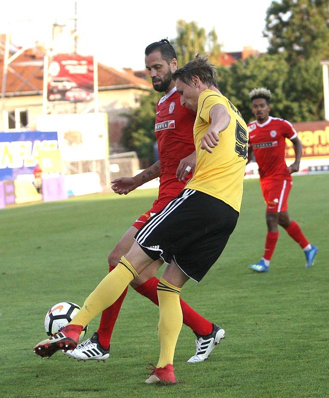 Fotbalisté Zbrojovky (v červeném) podruhé v novém ročníku druhé nejvyšší soutěže vyhráli. Doma zdolali České Budějovice 2:1.