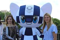 Ambasadorka olympijského festivalu Lucie Šafářová s brněnskou primátorkou Markétou Vaňkovou a maskotem.