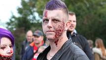 Na Moravském náměstí v Brně se střetly dva tábory lidí. Zombie a přeživší.