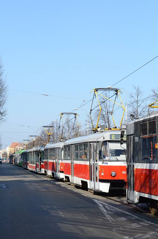  Obrnit trpělivostí se museli lidé, kteří v úterý kolem poledne cestovali v Brně tramvají od Semilassa k Moravskému náměstí. Provoz na kolejích se totiž na hodinu a čtvrt kvůli technické závadě na tramvaji zastavil a cestující museli čekat.