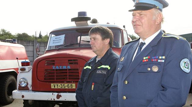 Auta sloužící původně profesionálním jednotkám si v pátek převzaly sbory dobrovolných hasičů v brněnské Líšni.