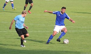 Fotbalisté Kunštátu (ve světle modrém) tentokrát uhlídali kanonýra soutěže Petra Malatu (vpravo) ze Zastávky.